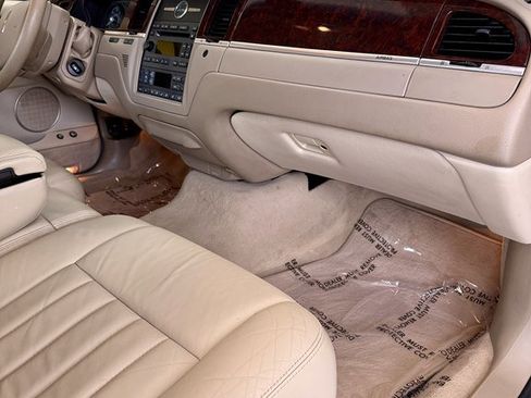 Used 2006 Lincoln Town Car Signature RWD image 11