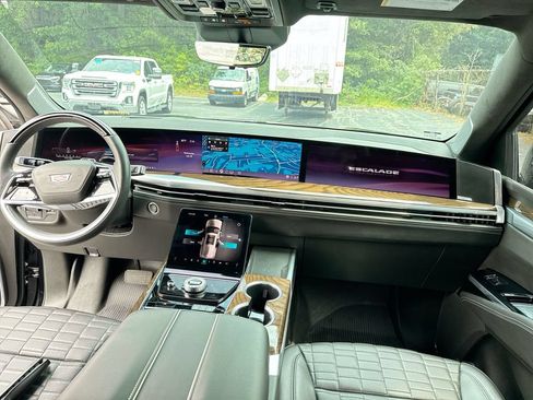 Used 2025 Cadillac Escalade ESV Sport Platinum AWD/4WD image 31