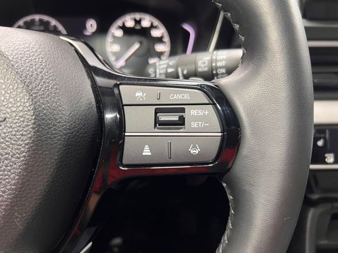 Used 2025 Honda Pilot Touring image 11