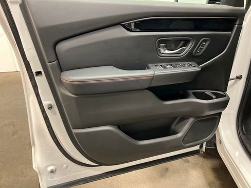 Used 2025 Honda Pilot TrailSport image 10