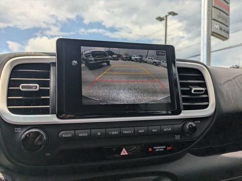 Used 2024 Hyundai Venue Limited FWD image 20