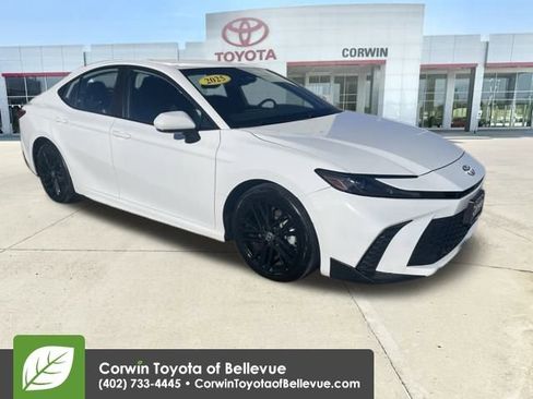 Used 2025 Toyota Camry SE image 7