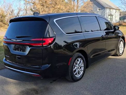 Used 2023 Chrysler Pacifica Touring-L image 5