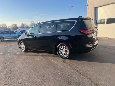 Used 2026 Chrysler Pacifica Select image 11