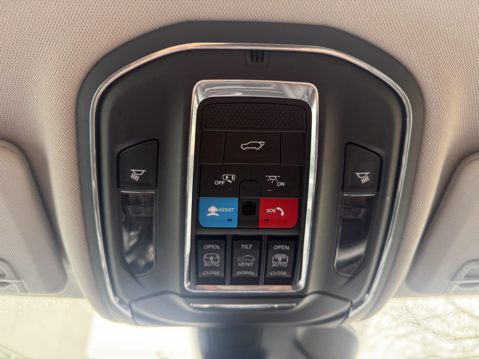 Used 2024 Jeep Grand Cherokee Limited AWD/4WD image 16