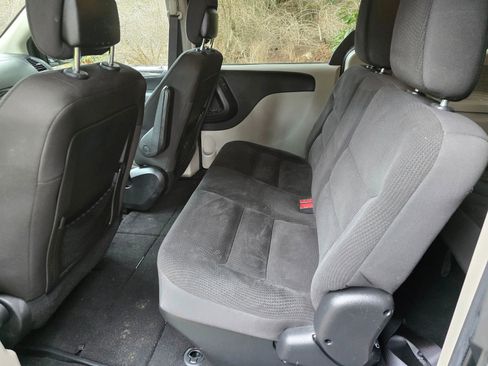 Used 2018 Dodge Grand Caravan SE FWD image 18