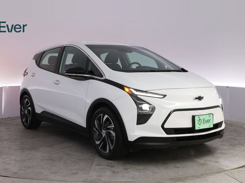 Used 2023 Chevrolet Bolt LT w/ Infotainment Package FWD image 13