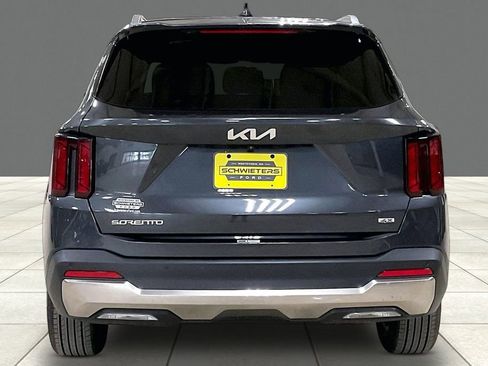 Used 2024 Kia Sorento S image 4