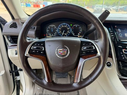 Used 2015 Cadillac Escalade Luxury image 13