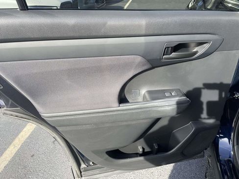 Used 2023 Toyota Highlander LE image 22