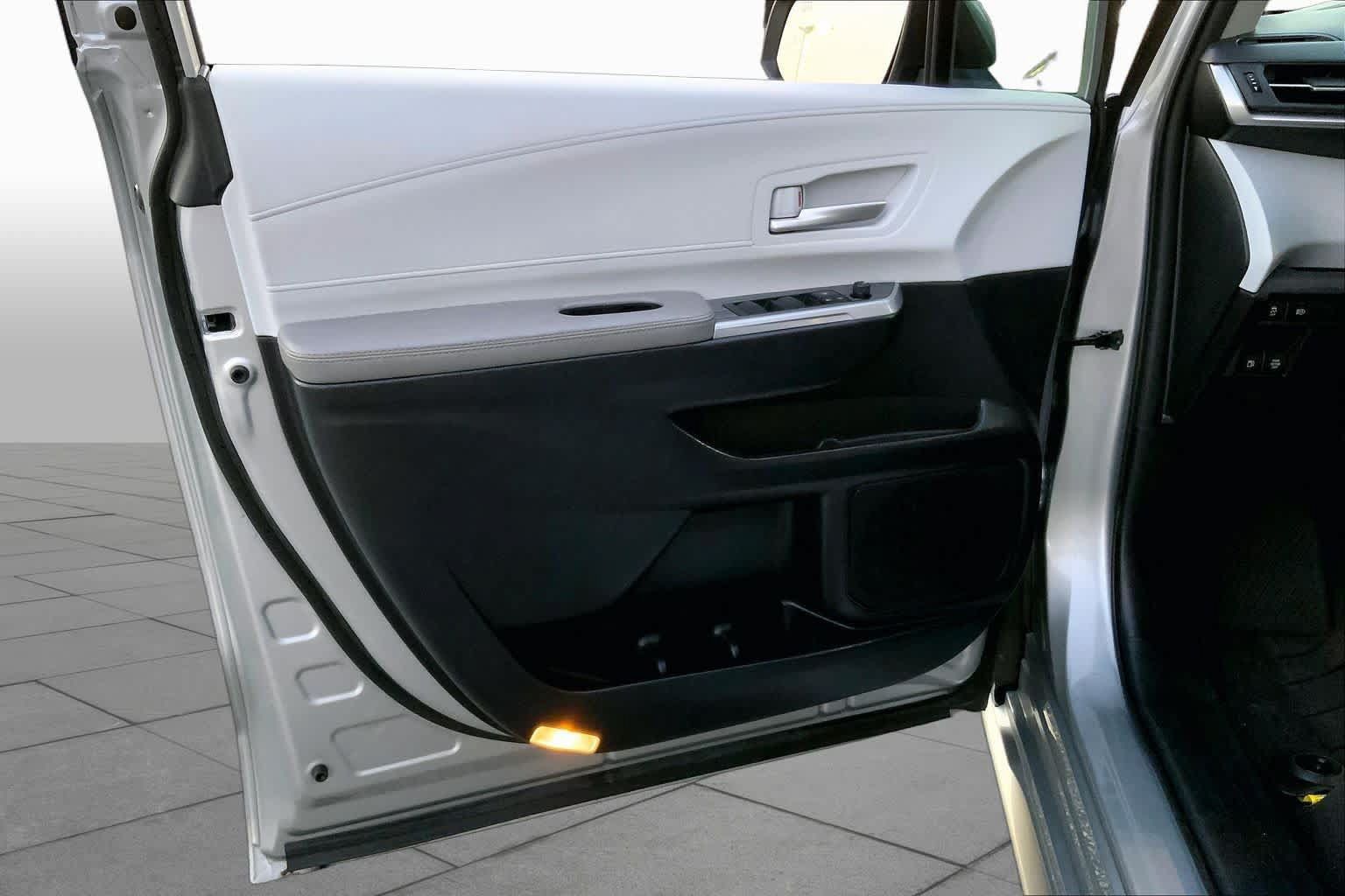 Used 2025 Toyota Sienna XLE FWD image 19