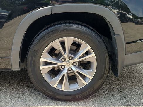 Used 2014 Toyota Highlander XLE AWD/4WD image 32