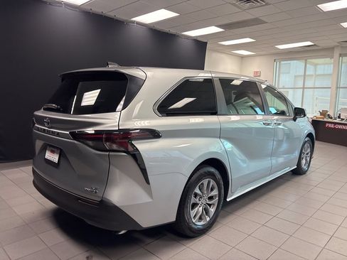 Used 2024 Toyota Sienna LE FWD image 3
