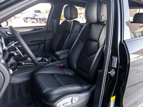 Certified 2026 Porsche Macan AWD/4WD image 5