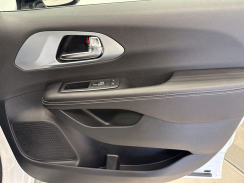 New 2026 Chrysler Pacifica Limited image 18