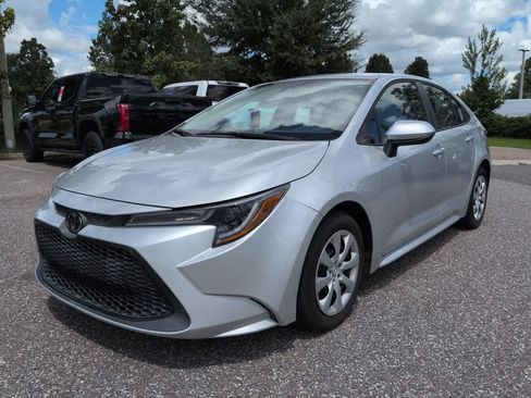 Used 2021 Toyota Corolla LE FWD image 2