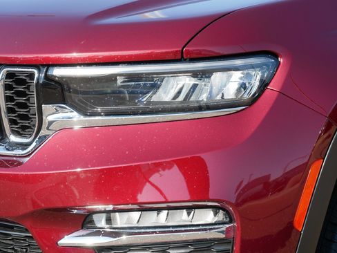 Used 2024 Jeep Grand Cherokee Limited image 16