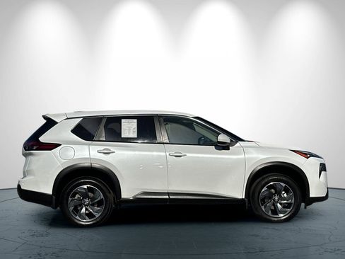 Used 2024 Nissan Rogue SV image 3
