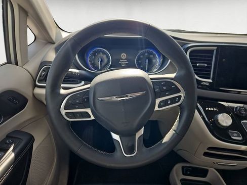 Used 2024 Chrysler Pacifica Touring-L FWD image 12