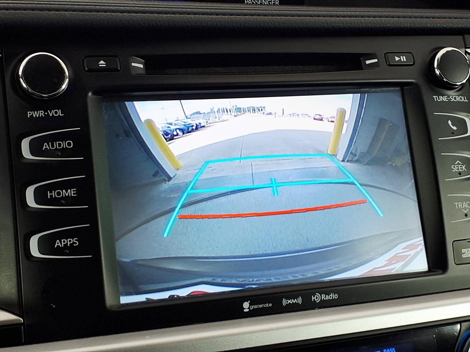 Used 2019 Toyota Highlander XLE FWD image 25