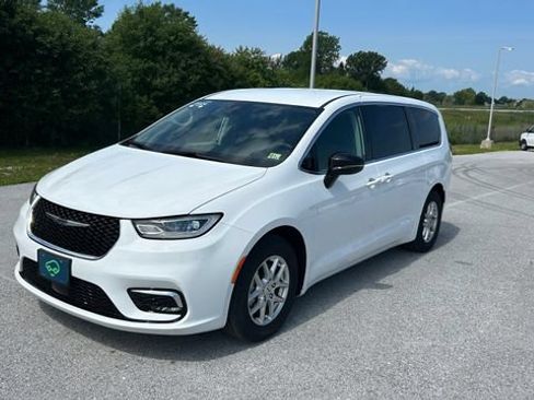 Used 2024 Chrysler Pacifica Touring-L FWD image 7