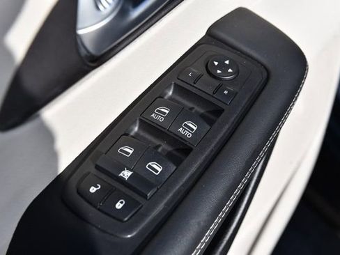 Used 2024 Chrysler Pacifica Select image 8