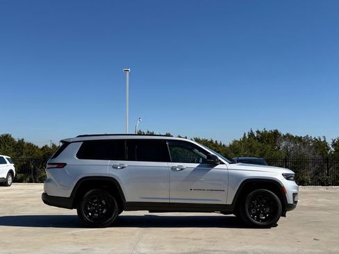Used 2025 Jeep Grand Cherokee L Altitude image 5