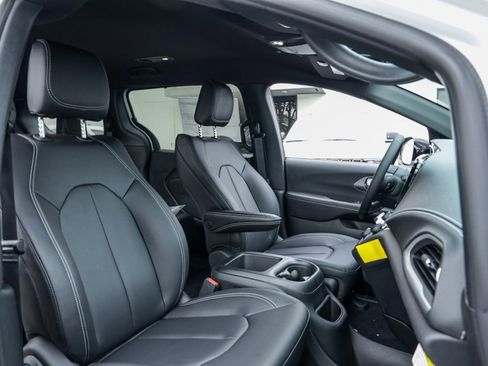 New 2026 Chrysler Pacifica Select image 17