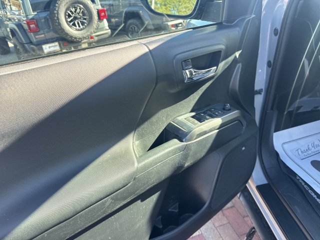 Used 2019 Toyota Tacoma TRD Off-Road AWD/4WD image 11