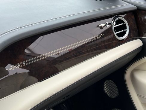 Used 2023 Bentley Bentayga Extended Wheelbase AWD/4WD image 34