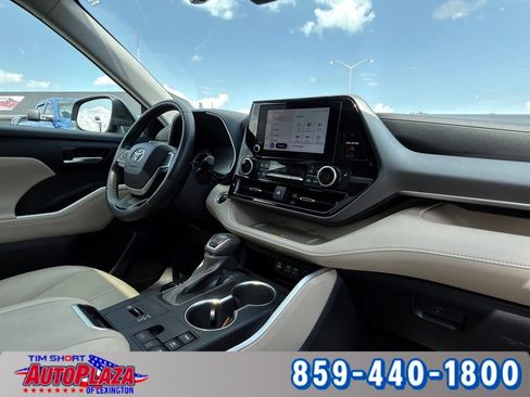 Used 2025 Toyota Highlander XLE AWD/4WD image 40
