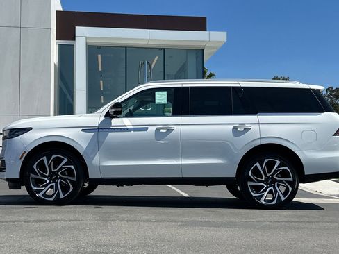 New 2026 Lincoln Navigator Reserve AWD/4WD image 6