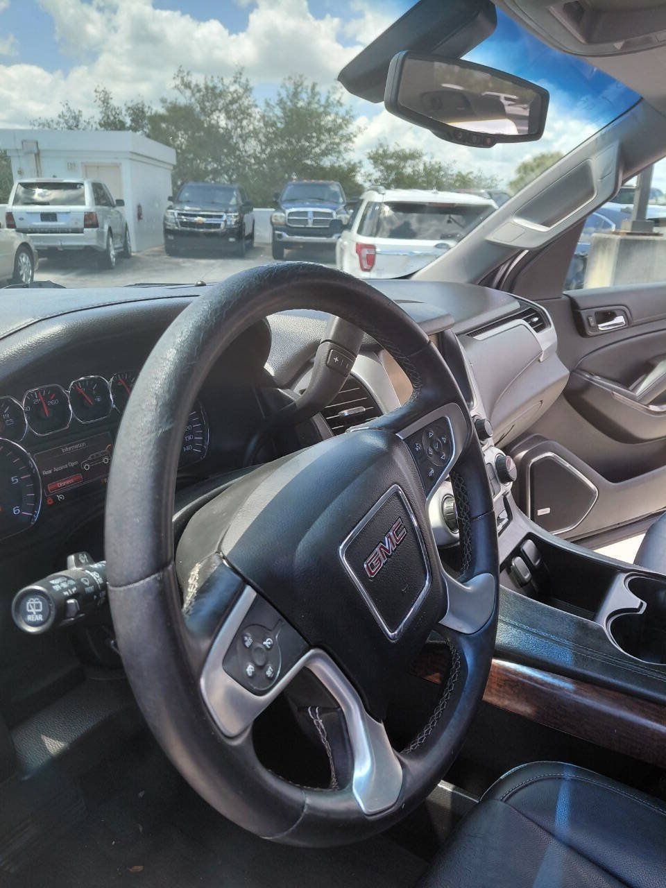 Used 2015 GMC Yukon SLE RWD image 7