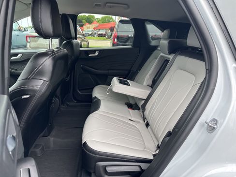 Used 2025 Ford Escape Platinum w/ Premium Technology Package AWD/4WD image 37