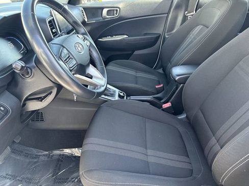 Used 2023 Hyundai Venue SEL image 18