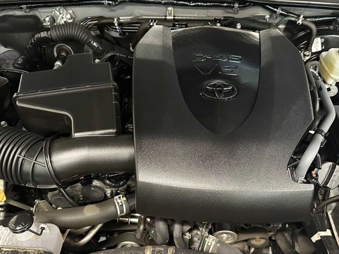 Used 2021 Toyota Tacoma SR5 AWD/4WD image 9