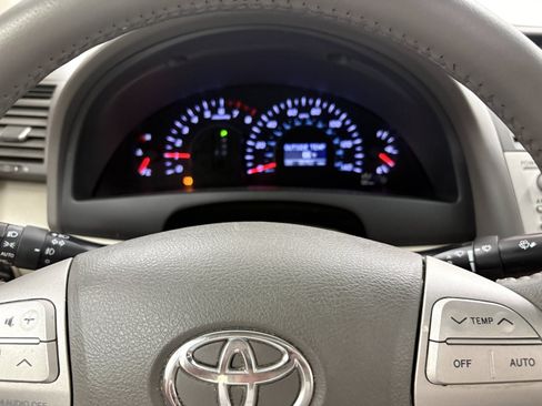 Used 2011 Toyota Camry XLE w/ SE/XLE Extra-Value Pkg FWD image 27