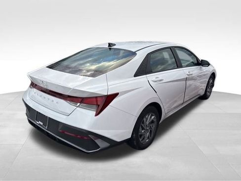 Used 2024 Hyundai Elantra SEL image 8