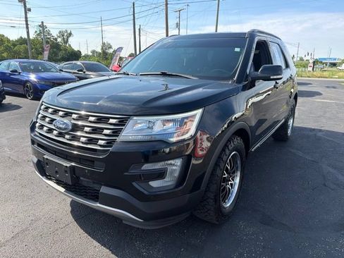 Used 2017 Ford Explorer XLT w/ Equipment Group 202A AWD/4WD image 3