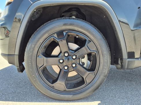 Used 2019 Jeep Grand Cherokee Laredo image 30