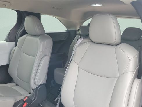 Certified 2025 Toyota Sienna XLE FWD image 13