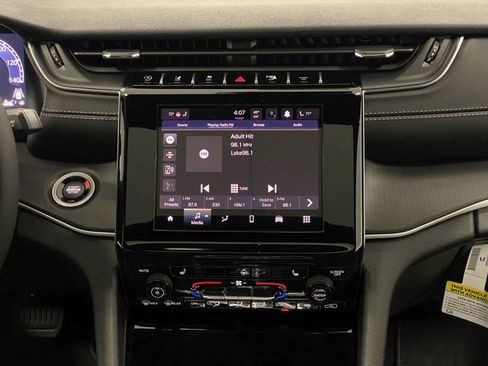 New 2025 Jeep Grand Cherokee Altitude image 9