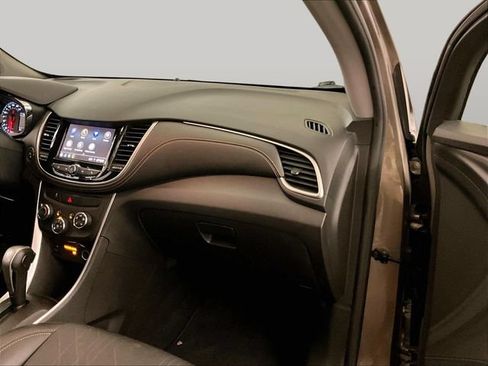 Used 2020 Chevrolet Trax LT w/ LT Convenience Package AWD/4WD image 15