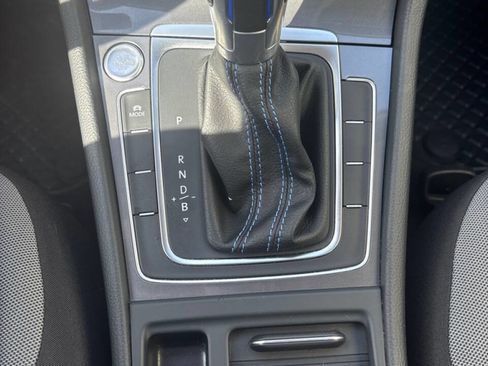 Used 2016 Volkswagen e-Golf SE w/ DC Fast Charging Package image 11