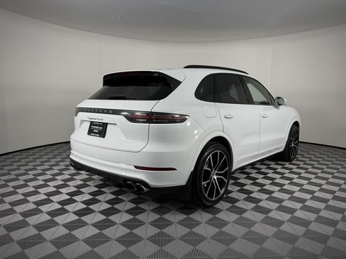 Used 2022 Porsche Cayenne Turbo image 9