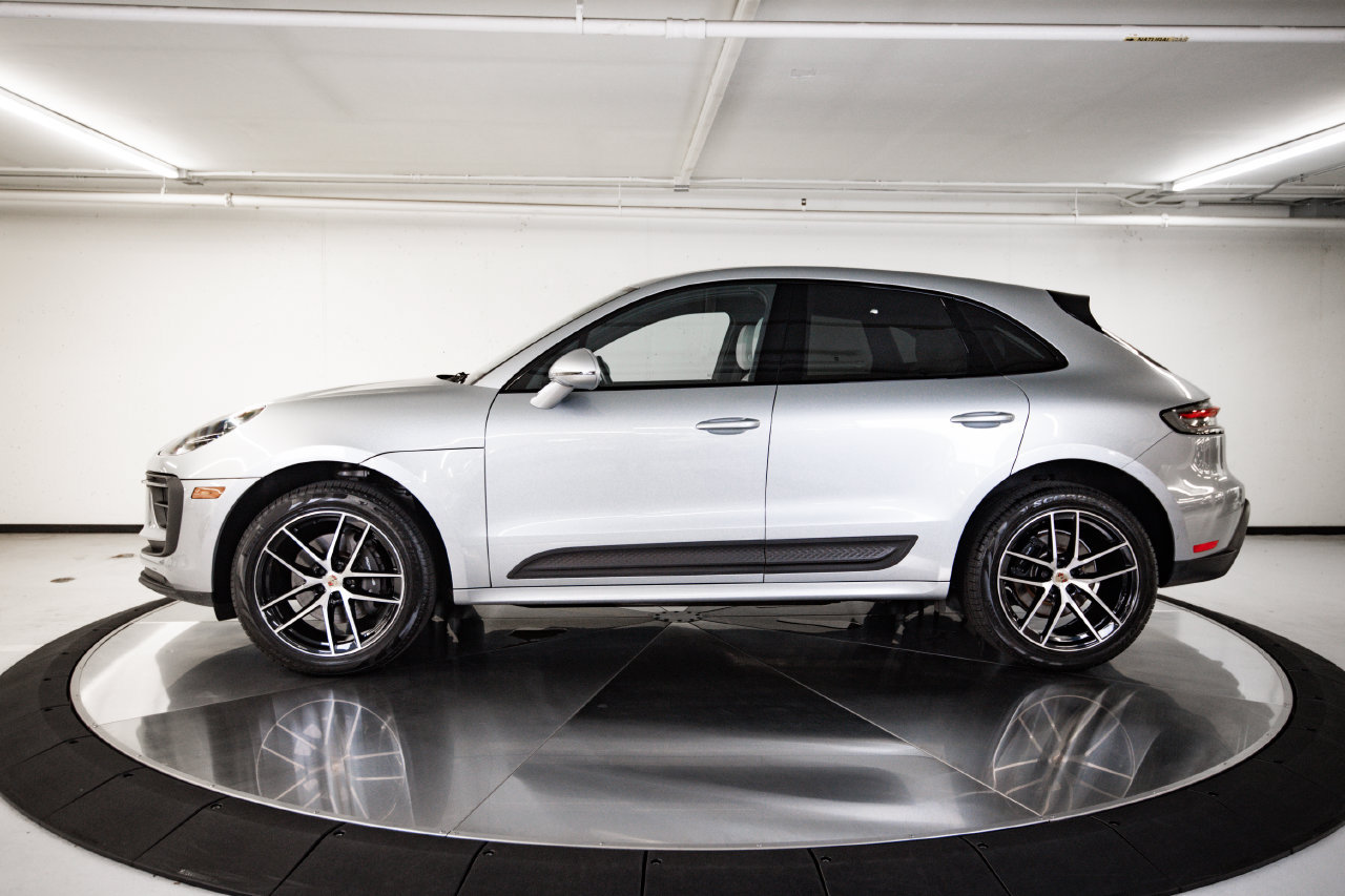 Certified 2023 Porsche Macan AWD/4WD image 2