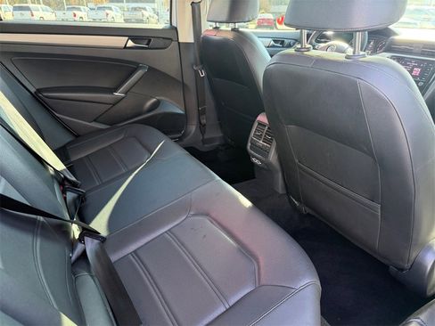 Used 2022 Volkswagen Passat 2.0T SE image 17