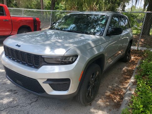 Used 2024 Jeep Grand Cherokee Altitude RWD image 4