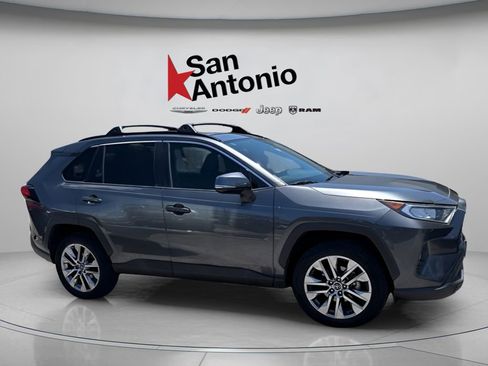 Used 2020 Toyota RAV4 XLE Premium FWD image 15