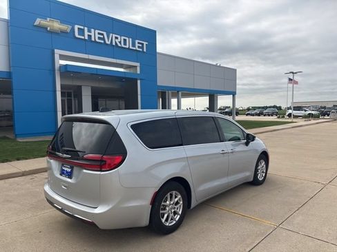 Used 2024 Chrysler Pacifica Touring-L FWD image 9